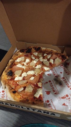 Son aprox seis rebanadas at Angolo Pizza Napolitana  in Mexico City