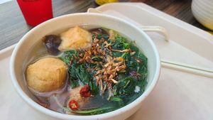 Veg soup with dan dan noodles at Vegan Natural Bakery - 天然素食 in Central Singapore