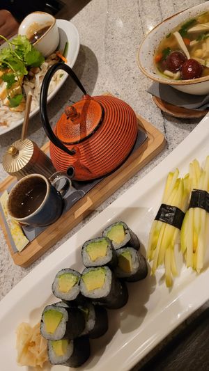 Veganes Nudelgericht mit gebratenem Tofu im Hintergrund at Mai Garden in Karlsruhe