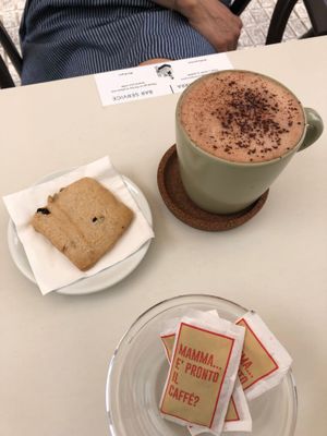 Hot chocolate and raisin cookie at El Michi del Puerto in Tenerife