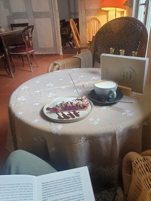 Veganer Kirschkuchen mit Streusel und Hafer-Cappucino at Cafe Schmaus in Koenigsberg In Bayern