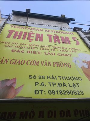 Shop front big and yellow  at Thien Tam 5 in Da Lat