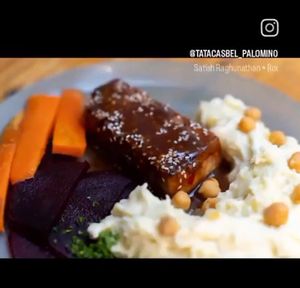 Menu of the day: tofu in BBQ sauce, mashed potatoes and chickpeas, beet hummus at Café TataCasBel Palomino in Palomino