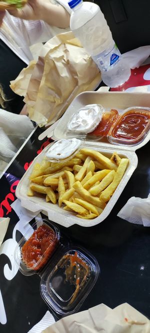 Fries with vegan mayo, ketchup and a sweet-spicy dip at Munchies Street Food in Ayia Napa