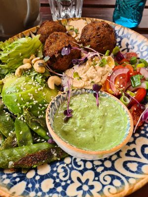 Falafel Avocado Bowl at Morleos Bar and Restaurant in Offenbach
