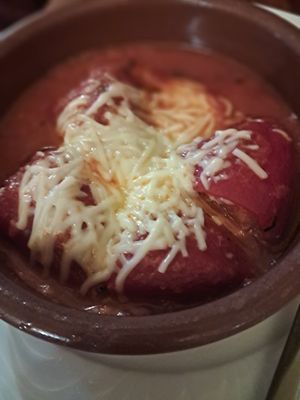 Pimientos rellenos gratinados con queso vegano at Habanita in Sevilla