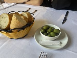 Olivas aliñadas, cortesía de la casa 🌱  at La Braseria in Barbastro