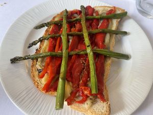 Tostada de la Huerta (berenjena, pimientos asados y espárragos trigueros) 🌱  at La Braseria in Barbastro