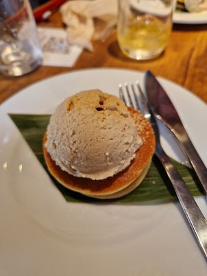 Japanese pancakes with red bean paste filling and vanilla ice cream at Vegan Sushi Tokyo in Tokyo