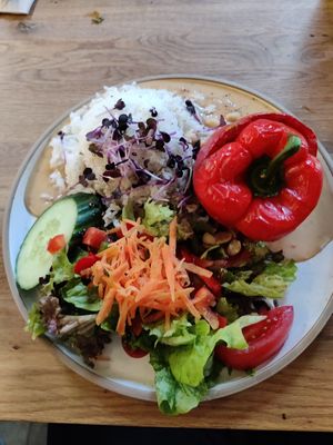 Gefüllte Paprika mit Reis und Erdnuss sauce (Wochenkarte) at Fachwerk  in Reinheim