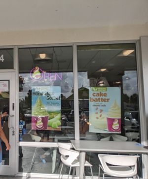 Outside seats and signs at Menchie's Frozen Yogurt in Tamarac