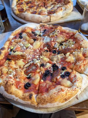 "country mutter" pizza at Villa di Wow in Gijon