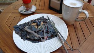 Crepe wirt strawberry syrup, fresh fruit  like banana ,groseries and strawberries,  all of this with peanut butter at AlmaZen Orgánico in Almeria