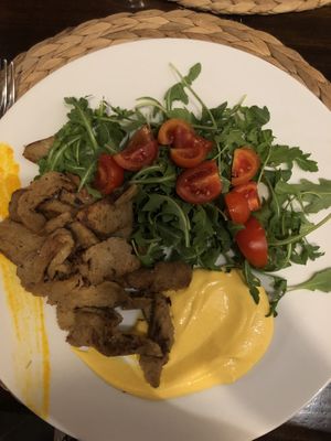 Tagliata di seitan, rucola, pomodorini e maionese vegetale di carote   at Samsara in Brugherio