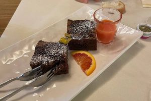 Brownie al cioccolato con salsa all'arancia 🤤 at Samsara in Brugherio
