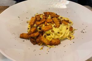 Spaghetti alla carbonara con crema di tofu allo zafferano e tempeh croccante at Samsara in Brugherio