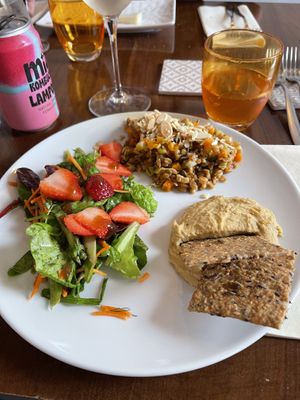 Antipasto con hummus e cracker di semi, farro con verdure di stagione e misticanza con asparagi, fragole e riduzione al balsamico   at Samsara in Brugherio