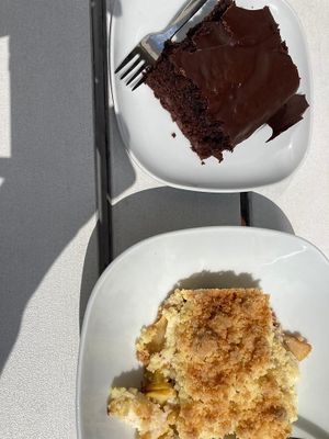 Apfel Crumble + Schoko Kirsch Kuchen at Sattgrün - Hafen in Dusseldorf