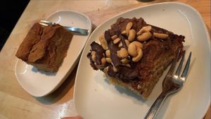 Apfel-Zimt-Kuchen und Erdnussbutterkuchen at Sattgrün - Hafen in Dusseldorf