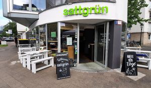 Draußen sitzen 😊👍🏻 at Sattgrün - Hafen in Dusseldorf