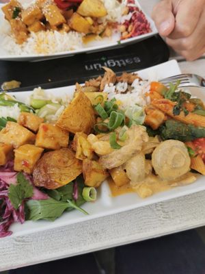 Links Salate, Rechts warmes Essen at Sattgrün - Hafen in Dusseldorf
