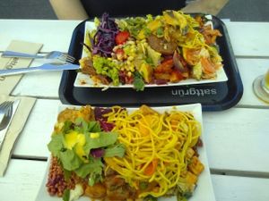 big plate and medium plate at Sattgrün - Hafen in Dusseldorf