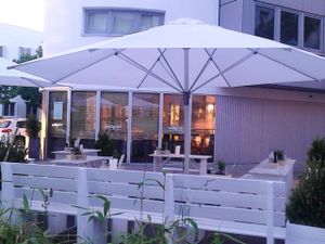 Biergarten und Restaurant im Hintergrund at Sattgrün - Hafen in Dusseldorf