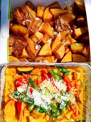 To go: curry with tofu, vegetables and fried potatoes at Sattgrün - Hafen in Dusseldorf