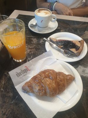 Vegan breakfast at Nuovo Caffè Alinari in Florence