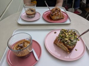 Affogato und Zimtschnecke mit Salted Caramel und Pistachio at Der Süße Schmidt in Dresden