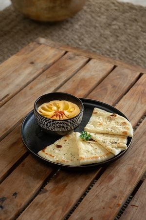 Hummus dip with pita breads at Elamu Lombok in 
