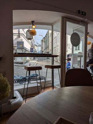 Blick vom Café nach draußen at piu-Ma in Gmunden