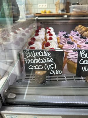 Cupcake framboise coco  at Sandrinette Cacahuète in Saint Ghislain