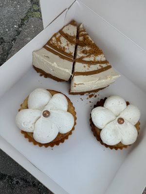 Cheesecake spéculoos et tartelette amande vanille   at Sandrinette Cacahuète in Saint Ghislain