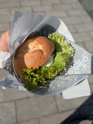 Falafel-Brötchen mit veganer Mayo (4,10 €) at Hafeneck - Kiosk in Timmendorfer Strand
