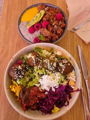 Falafel plus smoothie bowl at Mahalo - Kungsholmen in Stockholm