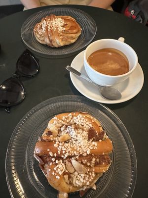 Im Vordergrund veganes Kanelbulle. Im Hintergrund das "Original"  at S:t Paul Bageri in Stockholm