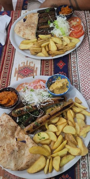 Ich hatte die mix Platte und mein Freund die Cevapcici platte at Vrata Orijenta in Mostar