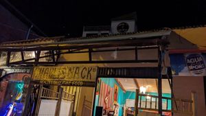 From the outside at Charlis'nack in Copacabana