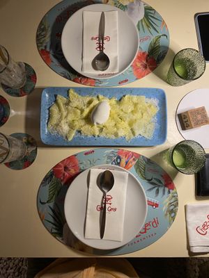 Pallina di gelato al cocco vegano su un letto di carpaccio d’ananas  at Chezz Gerdi in Formentera