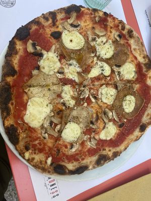 Pizza with mushrooms, vegan ham and vegan mozzarella  at Kindness Pizzeria - Via Pignolo in Bergamo