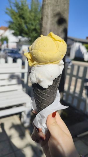 Mango, Kokos Litschi und Schokowaffel at G&S Eiswelt in Sassnitz