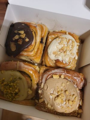 Banana Bread, Bueno Creme, Pistazie und White Chocolate Macadamia (alle vegan) at Cinnamood in Muenster