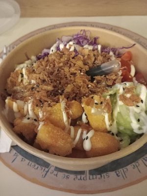 Poke langostino crujiente vegano at Mamasana in Santander