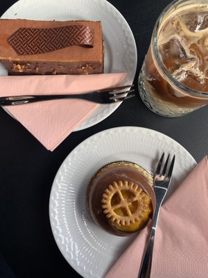 Törtchen oben links ist nicht vegan, Kaffee und Törtchen unten sind vegan   at Cakenhagen Tivoli in Copenhagen