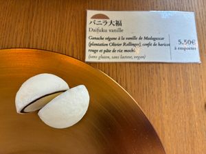 Model of vanilla daifuku at Tomo in Paris