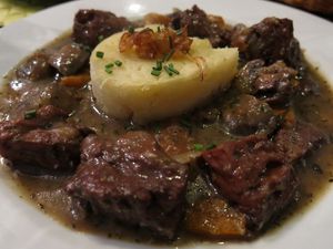 Bourguignon de Seitan (seitan stew with red wine and mushrooms with mashed potatoes and garlic olive oil) at Le Potager du Marais - Saint Paul in Paris