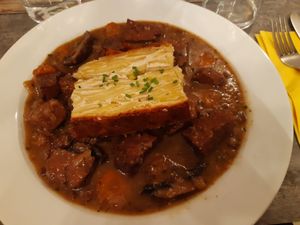 Seitan in red wine sauce with potato gratin at Le Potager du Marais - Saint Paul in Paris