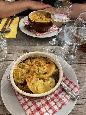 French onion soup with vegan cheese and croutons   at Le Potager du Marais - Saint Paul in Paris