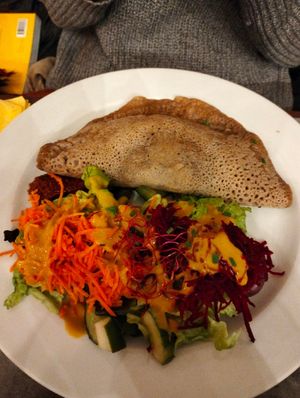 Crepe de verduras y ensalada at Le Potager du Marais - Saint Paul in Paris